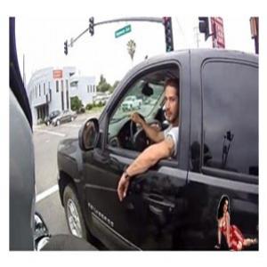 Motociclista recebe encarada de ator em sinal de trânsito na Califórnia
