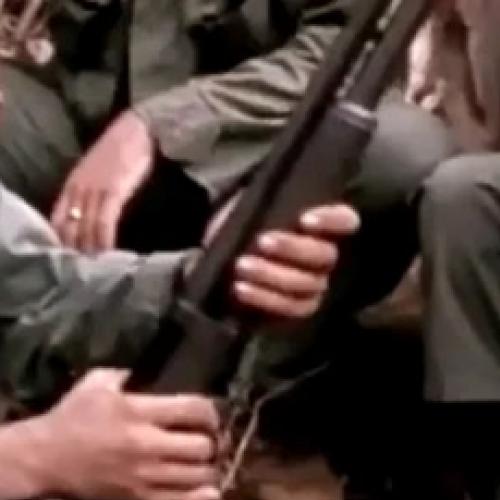 Vídeo mostra como soldados fumavam maconha com uma arma!