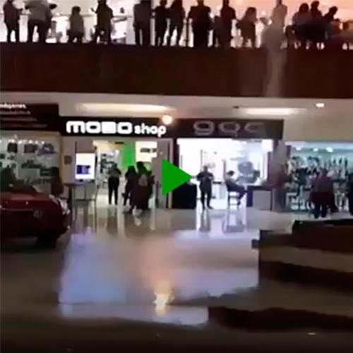 O shopping alagou e a banda começou a tocar o tema de Titanic