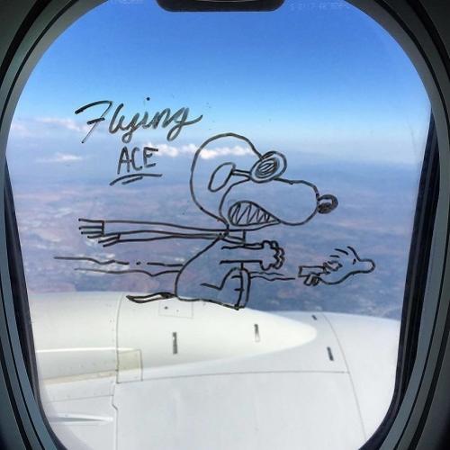 Este cara é viciado em desenhar na janela do avião