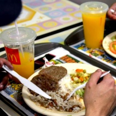 Mc Donalds é obrigado a servir arroz e feijão em SP, mas não divulga