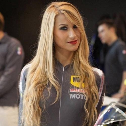 A moça que vende motos mais linda que você verá hoje