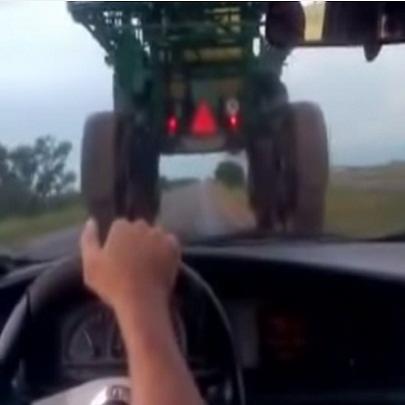 Jovens arriscam a vida ao tentar passar por baixo de máquina agrícola 