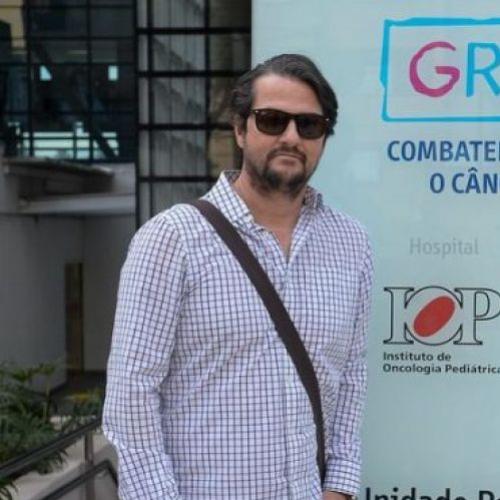 Marcelo Serrado visita crianças do Hospital do GRAAC
