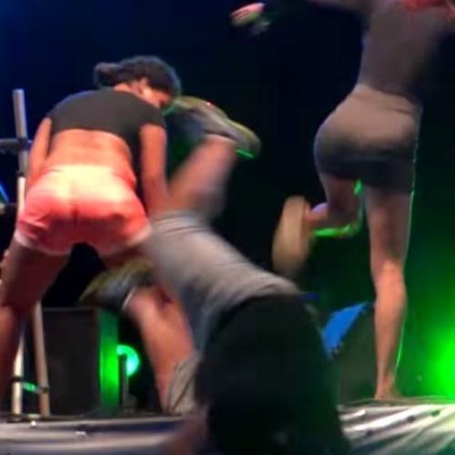Vídeo: Pagodeiro se empolga com popozudas e cai do palco em show