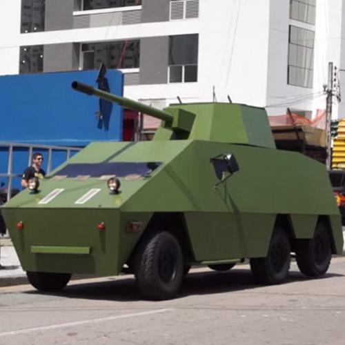 Cidadão vai às ruas com um tanque de guerra