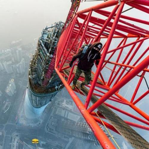 Alpinistas russos escalam torre de 650 metros