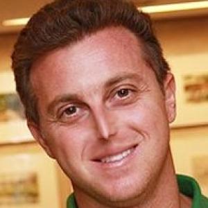 Luciano Huck faz cirurgia para diminuir o nariz e fica irreconhecível.