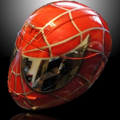 Você andaria em sua moto com um capacete do Homem Aranha?