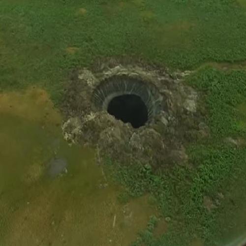 Imagens do misterioso buraco gigante que surgiu na Sibéria.