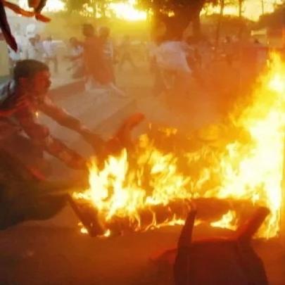 Homem ateia fogo no corpo e abraça político na Índia