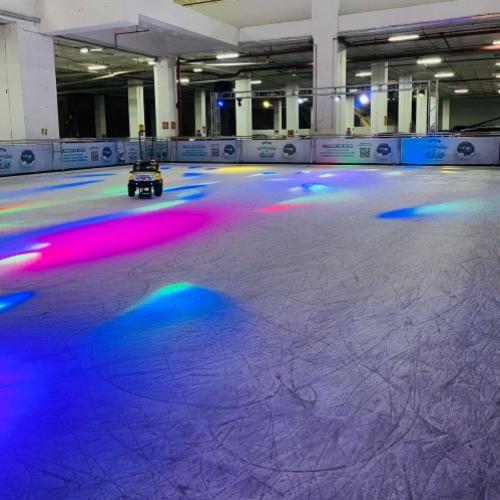 Pista de patinação no gelo é atração nas férias no Minas Shopping