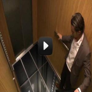 A pegadinha do elevador com fundo falso