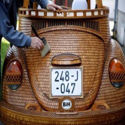 Bósnio constrói Fusca feito com mais de 50 mil pedaços de madeira