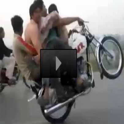 Empinando uma moto com 5 pessoas, vídeo