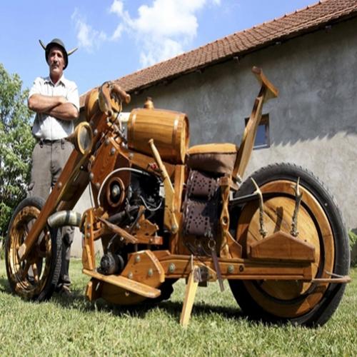 Motocicleta feita de madeira