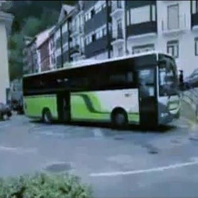 Ônibus gira 180º em rua estreita