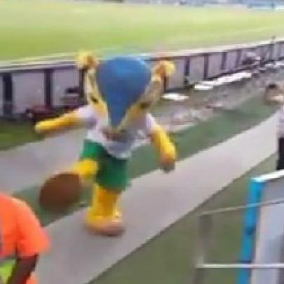 Mascote da copa é xingado e fica chateado com a torcida!