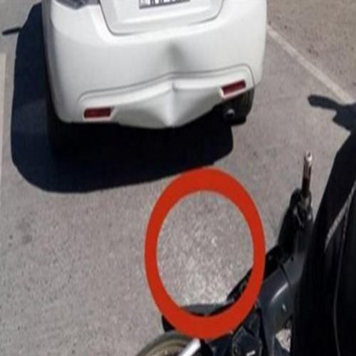 Após seu carro se atingido por uma moto, este homem demonstra amor... 