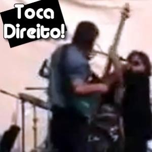 Guitarrista erra e apanha do vocalista