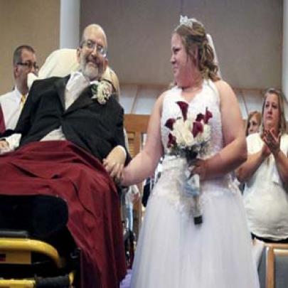 Pai com doênça terminal leva filha ao altar deitado em uma maca