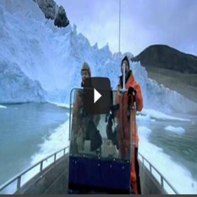 Barco falha no mesmo momento em que gelo começa a se romper de geleira