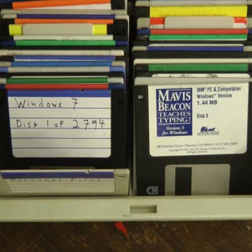 A maneira mais legal de destruir seus disquetes antigos
