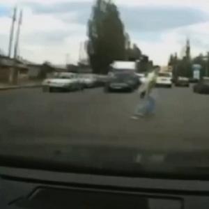 Pedestre sai andando após atropelamento incrível