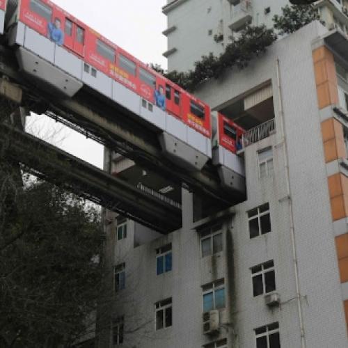 Veja o metrô chinês que passa dentro de um prédio residencial