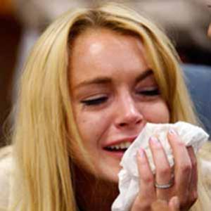 Lindsay Lohan entra na reabilitação e cai no choro histérica