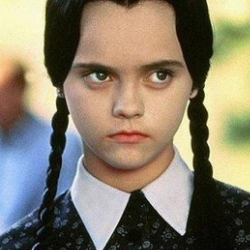 Ela já é mãe de 2 filhos! Veja como está a Wandinha Addams atualmente