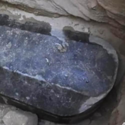 Um enorme sarcófago de granito preto foi descoberto no Egito.