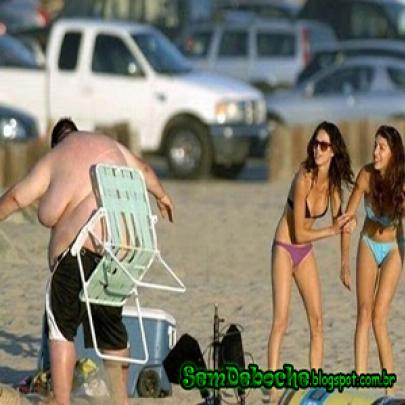 Ajudando um gordinho na praia!