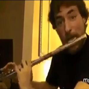 Flautista toca com estilo e bem diferente