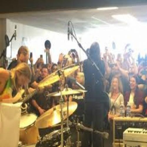Foo Fighters faz show pra 150 fãs em loja de discos! Veja vídeos!