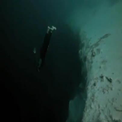 Pulando em um abismo submarino