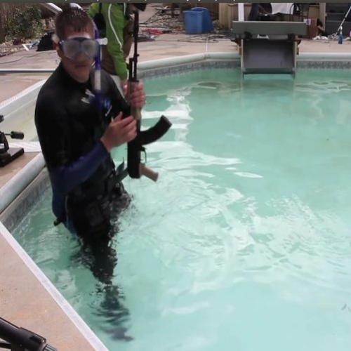 Atirando com uma AK-47 em uma piscina