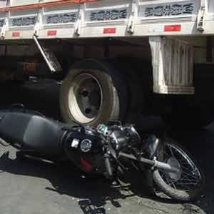 Mulher persegue caminhão após ser atropelada na moto.