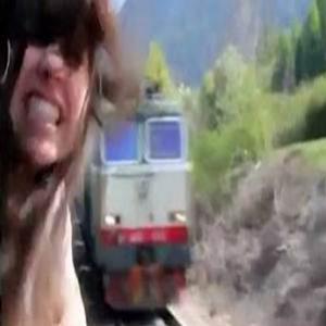 Garota coloca a cabeça para fora do trem e por pouco não é decapitada.