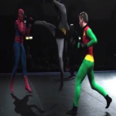 Batman e Robin enfrentam Homem-Aranha em uma luta de verdade no MMA