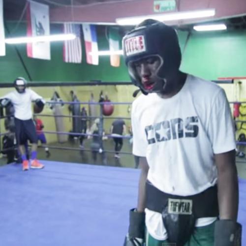 Pai obriga filho Valentão a lutar com lutador de Boxe.