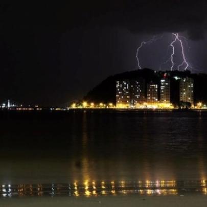 Fotógrafo registra bela imagem de raios durante a noite em São Vicente