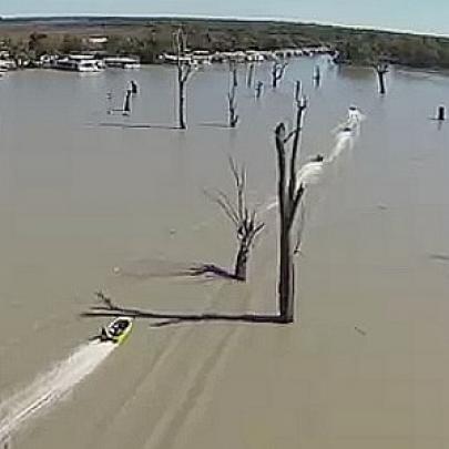 Botes Turbinados correndo por Rios cheios de árvores e outros perigos!