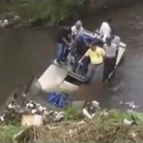 Barco vira e joga políticos no esgoto