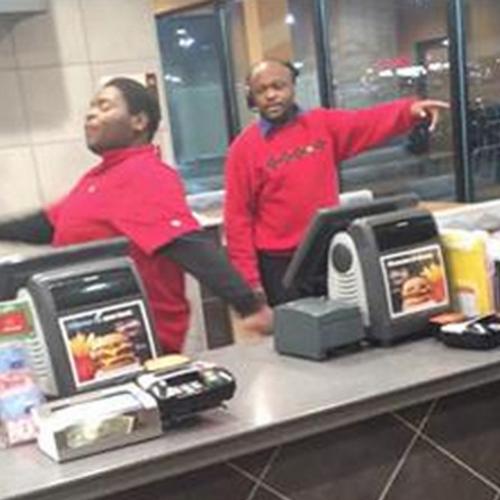 Um dia de fúria, Funcionário não aceita ser despedido do McDonald’s.