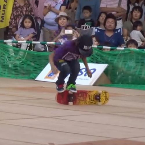 Garoto de 12 anos mostra toda sua habilidade no Freestyle skate