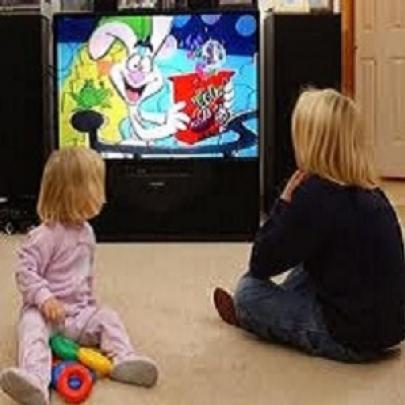 Televisão aumenta o risco de obesidade em crianças até a vida adulta