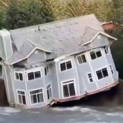 Vídeo mostra o momento em que uma casa desaba em um rio no Alasca