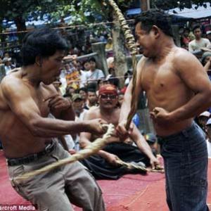 Brutal chicoteando na Indonésia