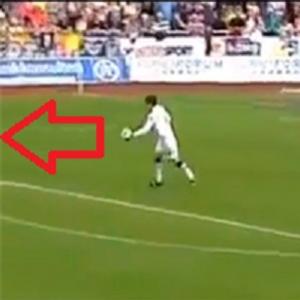 Goleiro sueco dá chutão e faz golaço !